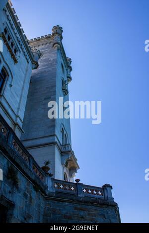 Vista del Castello di Miramare a Trieste in un giorno di sole Foto Stock