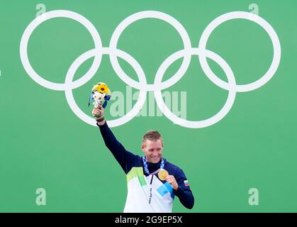 Benjamin Savsek, Slovenia, celebra la vittoria dell'oro durante la semifinale canoe maschile al Kasai Canoe Slalom Center il terzo giorno dei Giochi Olimpici di Tokyo 2020 in Giappone. Data immagine: Lunedì 26 luglio 2021. Foto Stock