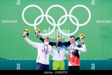 Lukas Rohan della Repubblica Ceca celebra la vittoria dell'argento, Benjamin Savsek della Slovenia celebra la vittoria dell'oro e Sideris Tasiadis della Germania celebra la vittoria del bronzo durante la semifinale canoe maschile al Kasai Canoe Slalom Center il terzo giorno dei Giochi Olimpici di Tokyo 2020 in Giappone. Data immagine: Lunedì 26 luglio 2021. Foto Stock