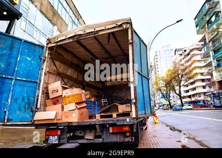 Batumi, Georgia - 28 aprile 2021: Camion si trova sul marciapiede Foto Stock