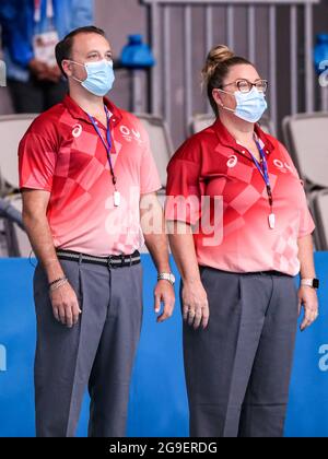 TOKYO, GIAPPONE - LUGLIO 24: Arbitro tedesco Moller (ARG), arbitro Nicola Mendy Johnson (AUS) durante il torneo olimpico di Waterpolo di Tokyo 2020, incontro femminile tra Giappone e Stati Uniti al Tatsumi Waterpolo Center il 24 luglio 2021 a Tokyo, Giappone (Foto di Marcel ter Bals/Orange Pictures) Foto Stock