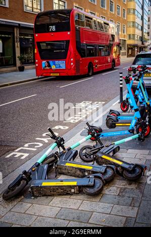 Scooters e-scooters per il noleggio nella città di Londra, Inghilterra - 17 luglio 2021 Foto Stock