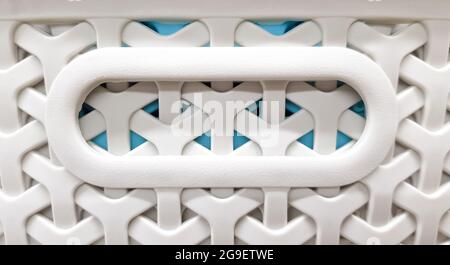 I contenitori in plastica di colori e prezzi diversi vengono collocati in un magazzino o in un negozio su scaffali da esposizione. Plastica riciclata in vendita, molte scelte. Foto Stock