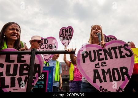 Washington, DC, USA, 25 luglio 2021. Nella foto: I membri DI CODEPINK celebrano l'arrivo dei marchers Puentes de Amor (ponti d'amore) a Washington e la donazione di siringhe DI CODEPINK a Cuba per aiutare a combattere Covid-19. Insieme ad altre organizzazioni, CODEPINK ha ospitato un raduno per accogliere i marchers che hanno camminato 1300 miglia da Miami a Washington, DC, chiedendo agli Stati Uniti di porre fine al blocco dell'isola. CODEPINK ha raccolto 500,000 dollari e ha acquistato 6 milioni di siringhe per il popolo cubano. Credit: Alison Bailey / Alamy Live News Foto Stock
