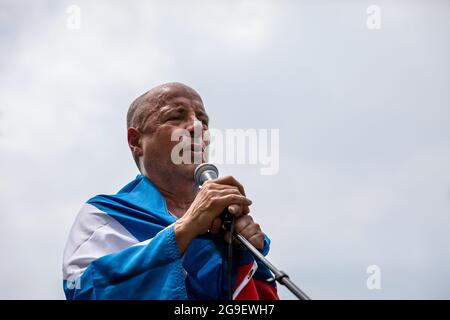 Washington, DC, USA, 25 luglio 2021. Nella foto: Carlos Laco, il fondatore di Puentes de Amor (ponti d'amore) e leader di una marcia di 1300 miglia da Miami a DC per protestare contro il blocco statunitense di Cuba, parla ad un rally che accoglie i marchers vicino alla Casa Bianca. I marchers hanno anche portato una petizione contenente quasi 30,000 firme, chiedendo a Biden di porre fine al blocco. Credit: Alison Bailey / Alamy Live News Foto Stock