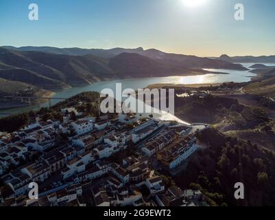 Panoramica della città di Iznajar in Andalusia vista aerea del drone Foto Stock