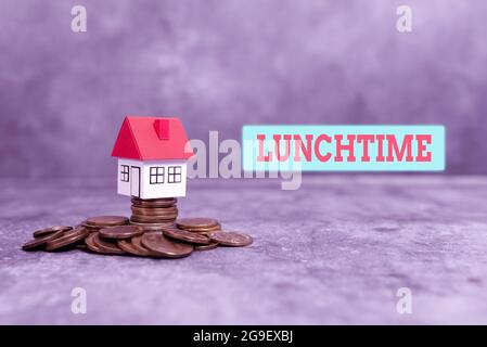 Didascalia concettuale a pranzo. Internet Concept il noontime o la metà della giornata quando si mangia il cibo acquistare nuove idee casa, assicurazione sulla proprietà Foto Stock