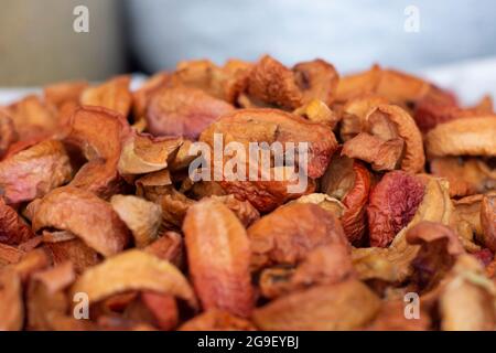 fette di mela essiccate con metodi tradizionali e biologici. Da utilizzare per la preparazione di tè, composto o succo di frutta Foto Stock