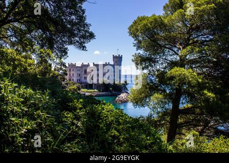 Trieste, Italia - 16 luglio 2017: Vista del Castello di Miramare in un giorno di sole Foto Stock