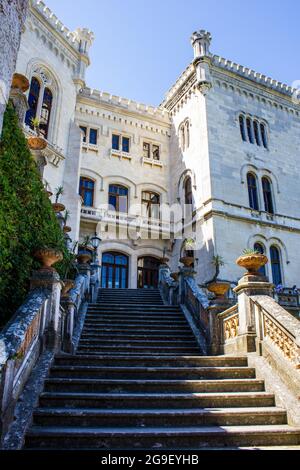 Trieste, Italia - 16 luglio 2017: Vista del Castello di Miramare in un giorno di sole Foto Stock