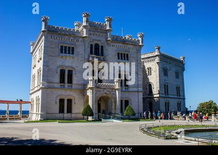 Trieste, Italia - 16 luglio 2017: Vista del Castello di Miramare in un giorno di sole Foto Stock