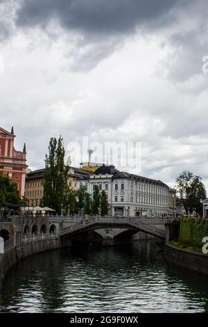 Lubiana, Slovenia - 15 luglio 2017: Vista del centro di Lubiana in un giorno nuvoloso Foto Stock