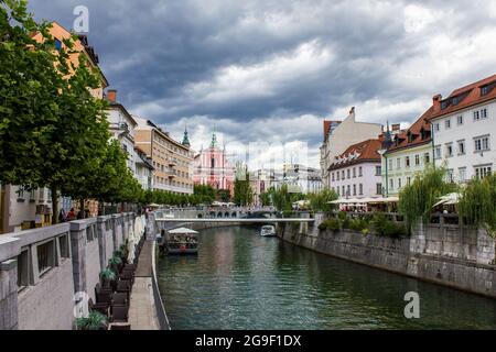 Lubiana, Slovenia - 15 luglio 2017: Vista del centro di Lubiana in un giorno nuvoloso Foto Stock