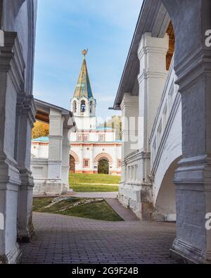 Complesso architettonico a Kolomenskoye il giorno d'autunno. Mosca. Russia Foto Stock