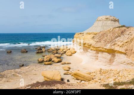 Foto in primo piano dei famosi salini Xwejni dell'isola di Gozo, Malta, in una giornata di sole Foto Stock