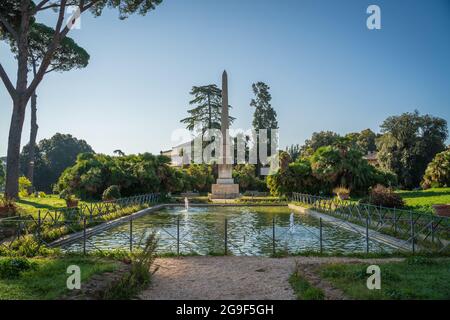 Monumento con laghetto nel verde parco Villa Torlonia a Roma. Foto Stock