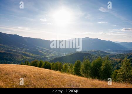 paesaggio autunnale della campagna dei carpazi. inizio stagione autunnale in montagna. alberi sulle colline erbose che si rotola nella valle lontana. bello Foto Stock