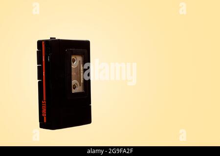 Riproduttore di cassette portatile retro vintage su sfondo giallo vintage con spazio per la copia e spazio per il testo. Foto Stock
