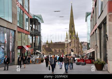 BIRMINGHAM, Regno Unito - 24 APRILE 2013: La gente acquista nel centro di Birmingham, Regno Unito. Birmingham è la città britannica più popolosa fuori Londra con 1.07 milioni di euro Foto Stock