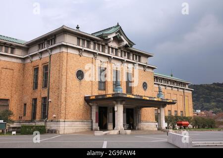 Museo Civico d'Arte di Kyoto in Giappone. Edificio distintivo nel Parco Okazaki. E' stato aperto nel 1928. Foto Stock