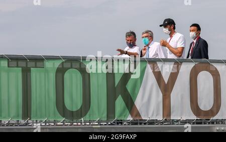 Tokyo, Giappone. 26 luglio 2021. Canoa/Slalom: Olimpiadi, canoe singolo, finale al Kasai Canoe Slalom Center. Thomas Bach (2° da sinistra) dalla Germania, presidente del Comitato Olimpico Internazionale (CIO), visita la struttura. Credit: Jan Woitas/dpa-Zentralbild/dpa/Alamy Live News Foto Stock