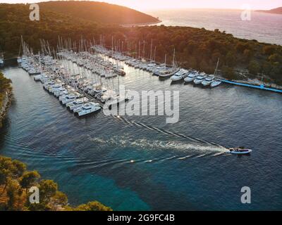 Vela in Croazia. Sveti Klement (St Clement) isola delle isole Pakleni. Marina tramonto nel villaggio di Palmizana. Foto Stock