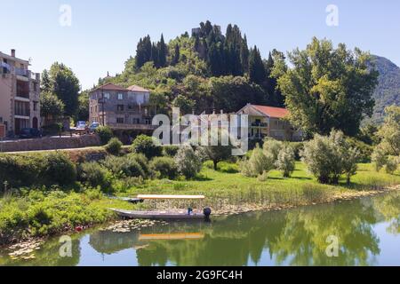 Virpazar, Montenegro - 4 luglio 2014: Imbarcazione turistica sul lago Skadar sullo sfondo del paesaggio urbano. Foto Stock