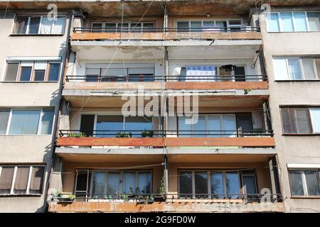 Vidin città, Bulgaria. Vecchio edificio di appartamenti in cemento. Architettura residenziale fatiscente. Foto Stock