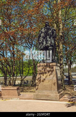 Kaliningrad, Russia - 10 maggio 2021: Monumento al duca Albrecht sull'isola di Kant vicino alla cattedrale Foto Stock