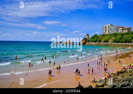 Francia, Pirenei Atlantici (64), Paesi Baschi, Biarritz, surfisti sulla spiaggia Plage des Basques con vista sulla Villa Belza Foto Stock