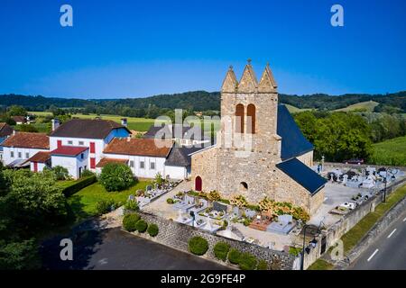 Francia, Pyrénées-Atlantiques (64), Paesi Baschi, Charitte-le-Bas, chiesa parrocchiale di San Jean Baptiste con campanile trinitario o campana di Souolet Foto Stock