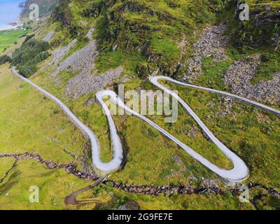 Norvegia tortuosa strada vista drone. Paesaggio di Hoddevik nella penisola di Stadlandet, Norvegia. Foto Stock