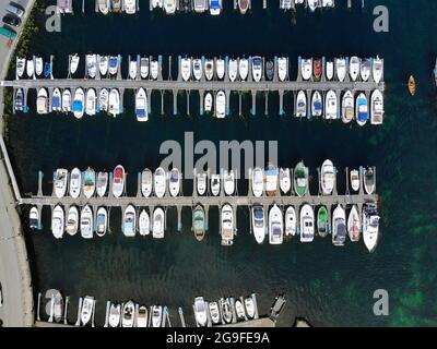 Haugesund marina vista aerea in Norvegia. Barche bianche con vista sul drone. Foto Stock