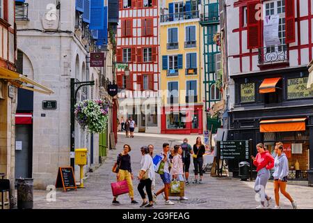 Francia, Pyrénées-Atlantiques (64), Bayonne, rue Argenterie Foto Stock