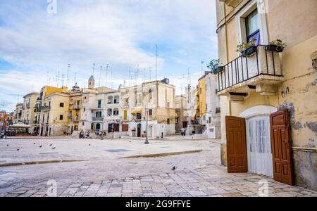 BARI, ITALIA - 10 SETTEMBRE 2017: Piazza Ferrarese nel centro di Bari, Puglia, Italia. Bellissima porta d'epoca e balcone. Foto Stock