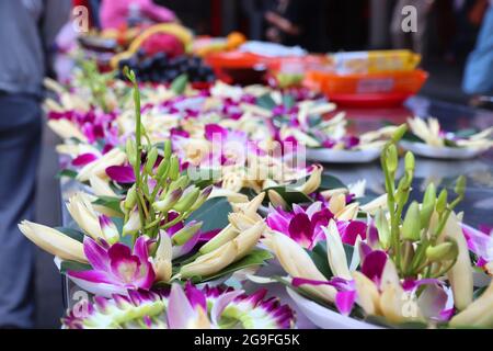 Offerte di fiori nel tempio taiwanese. Tempio Longshan a Taipei, Taiwan. Foto Stock