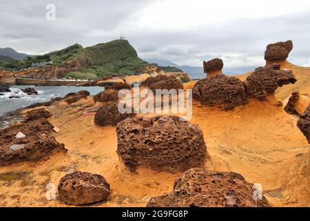 Taiwan paesaggio. Bizzarre formazioni rocciose a Yehliu Geopark vicino Taipei. Foto Stock