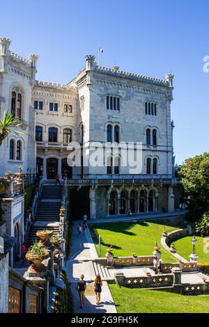 Trieste, Italia - 16 luglio 2017: Vista del Castello di Miramare in un giorno di sole Foto Stock