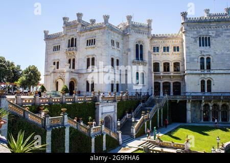 Trieste, Italia - 16 luglio 2017: Vista del Castello di Miramare in un giorno di sole Foto Stock