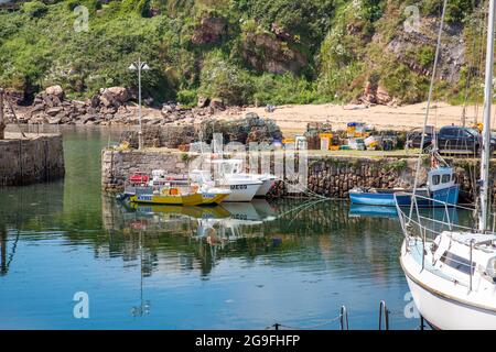 Barche da pesca ormeggiate a Crail Harbour, East Neuk di Fife, Scozia Foto Stock