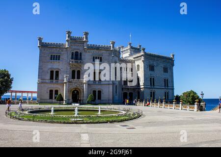 Trieste, Italia - 16 luglio 2017: Vista del Castello di Miramare in un giorno di sole Foto Stock