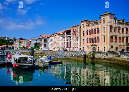 Francia, Pirenei Atlantici (64), Saint-Jean-de-Luz, il porto e la casa dell'Infanta Foto Stock