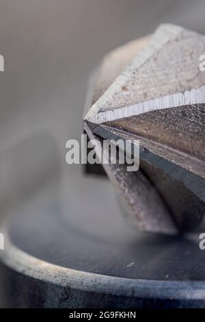 Foratura e svasatura di metalli, legno e altri materiali. Punte svasate per legno. Foto Stock