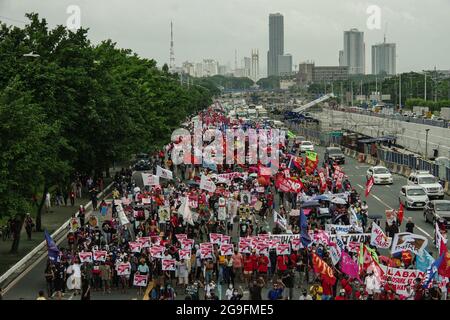 Filippine. 26 luglio 2021. Vari gruppi marciano lungo Commonwealth Avenue verso Batasan a Quezon City, dove il presidente Rodrigo Duterte è programmato per consegnare il suo ultimo stato della nazione Indirizzo dopo il suo mandato di 6 anni, Lunedi, 26 luglio 2021. (Foto di Larry Monserate Piojo/Sipa USA) Credit: Sipa USA/Alamy Live News Foto Stock