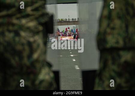 Filippine. 26 luglio 2021. Vari gruppi bloccati dai membri del PNP lungo Commonwealth Ave a Quezon City mentre si dirigono verso Batasan a Quezon City, dove il presidente Rodrigo Duterte è programmato per consegnare il suo ultimo stato della nazione Indirizzo dopo il suo mandato di 6 anni, Lunedi, 26 luglio 2021. (Foto di Larry Monserate Piojo/Sipa USA) Credit: Sipa USA/Alamy Live News Foto Stock