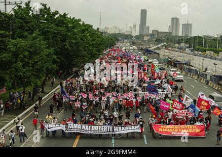 Filippine. 26 luglio 2021. Vari gruppi marciano lungo Commonwealth Avenue verso Batasan a Quezon City, dove il presidente Rodrigo Duterte è programmato per consegnare il suo ultimo stato della nazione Indirizzo dopo il suo mandato di 6 anni, Lunedi, 26 luglio 2021. (Foto di Larry Monserate Piojo/Sipa USA) Credit: Sipa USA/Alamy Live News Foto Stock