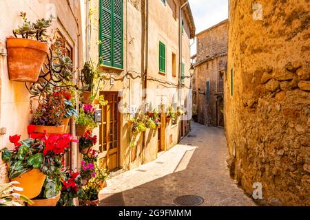 Vista del soleggiato passaggio interno di porte decorate e piano antico a valldemossa, Maiorca, Spagna Foto Stock