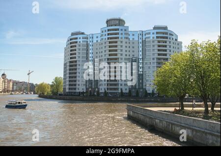 Kaliningrad, Russia - 10 maggio 2021: casa appartamento con vista fiume Pregolya nel giorno di sole Foto Stock