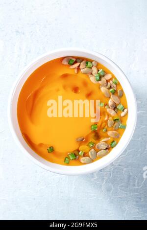 Zuppa di zucca. Purea di zucca di butternut vegana, sparata dall'alto con un posto per il testo Foto Stock