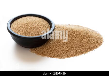 semi di grano amaranth senza glutine e molto sano mostrato sciolto e in una ciotola di ceramica su uno sfondo bianco isolato Foto Stock